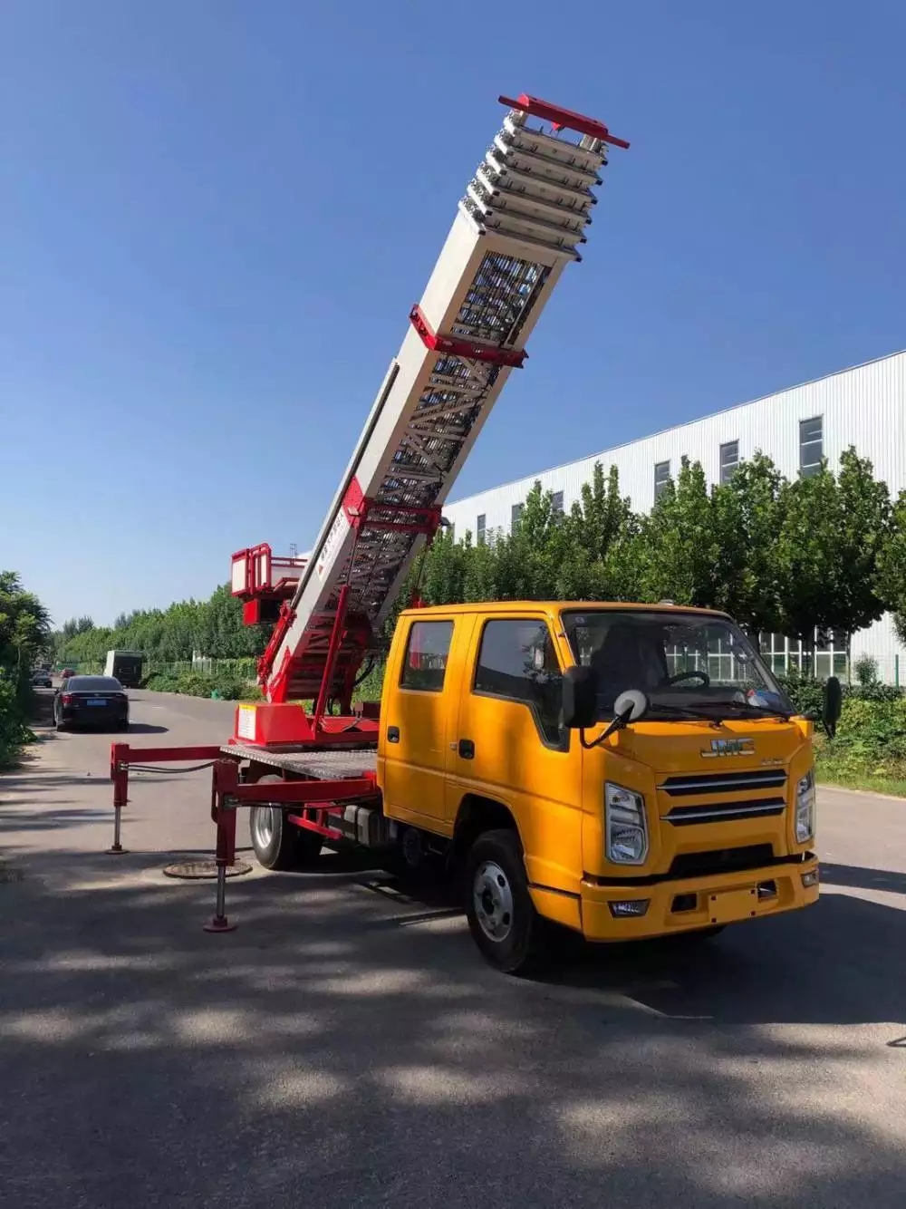 扬中附近的云梯车出租服务：轻松解决高空作业需求